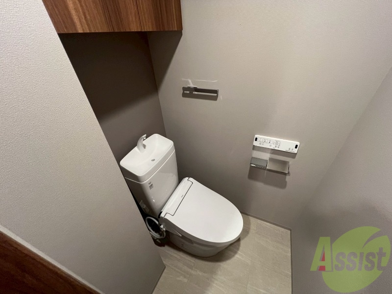 トイレ　トイレは収納スペースがあり備品を入れておくことができます。