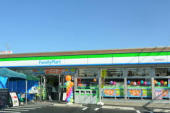 コンビニ　ファミリーマート 牛島町店（コンビニ）まで49m