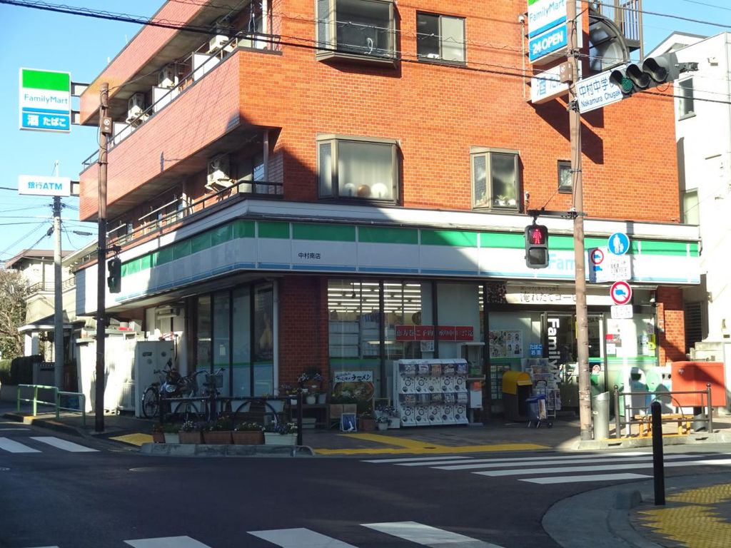 コンビニ　ファミリーマート中村南店（コンビニ）まで320m