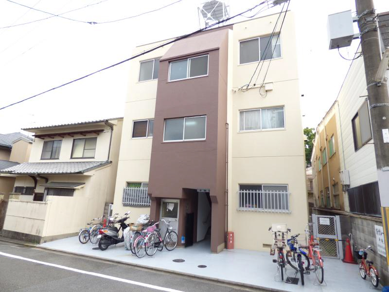 建物外観　駐車場は建物西端