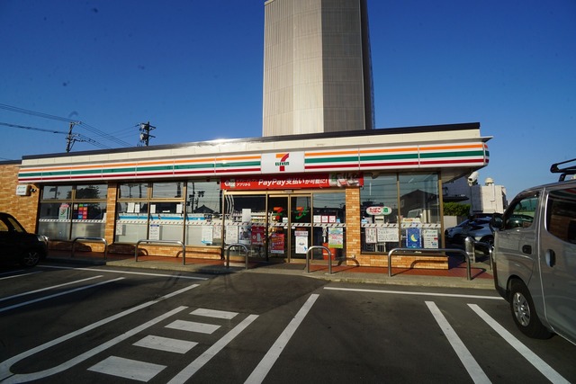 コンビニ　セブンイレブン新潟黒埼インター店（コンビニ）まで813m