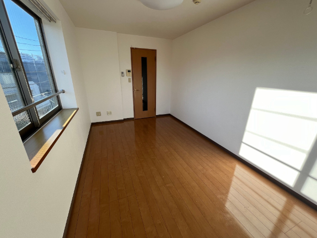 居室・リビング　最上階の角部屋。２面採光の明るいお部屋