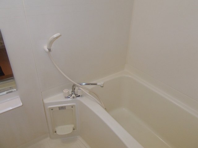 バス・シャワールーム　コンパクトで使いやすいお風呂です
