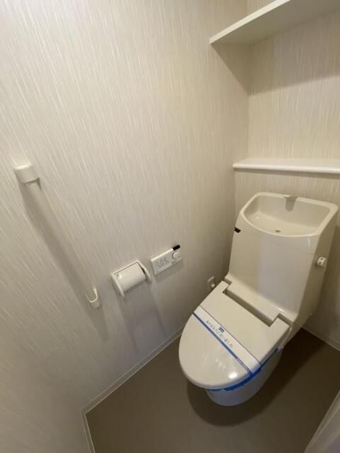 トイレ　落ち着いた色調のトイレです