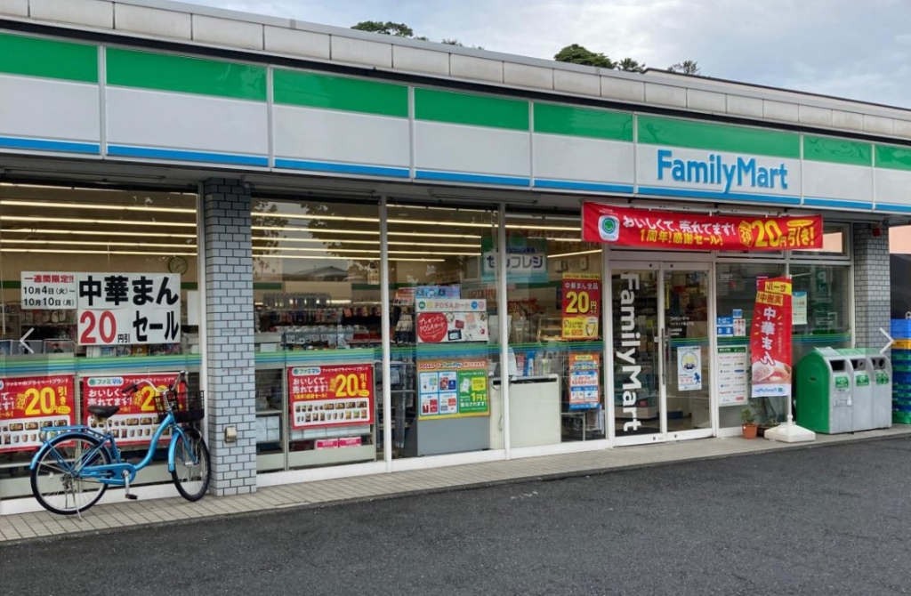 コンビニ　ファミリーマート ベイサイド新山下店（コンビニ）まで150m