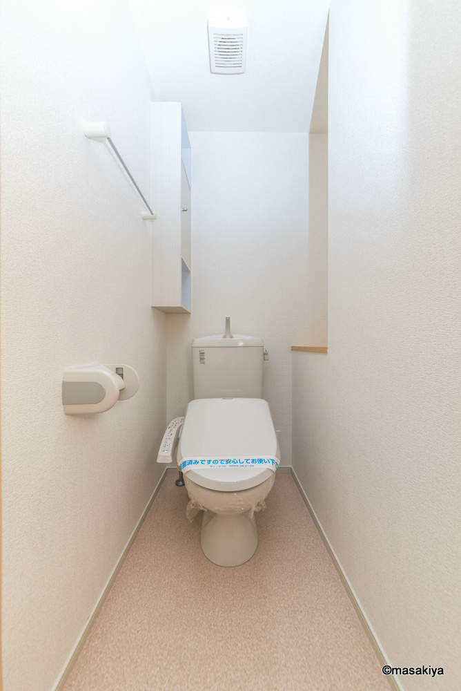 洗面設備　トイレ　ウォシュレット付き。