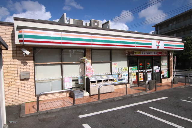 コンビニ　セブンイレブン狛江猪方３丁目店（コンビニ）まで500m