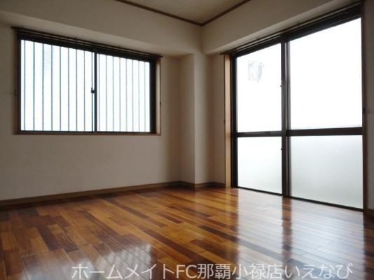 フェニックス赤嶺の居間写真