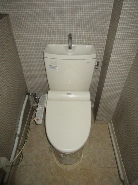 地下鉄鶴舞線 浄心駅 徒歩6分 3階建 築50年のトイレ写真
