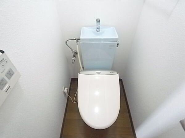 トイレ　落ち着いた色調のトイレです