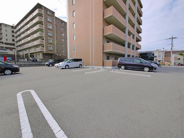 駐車場　駐車場があるので、車を買う予定の方も安心です
