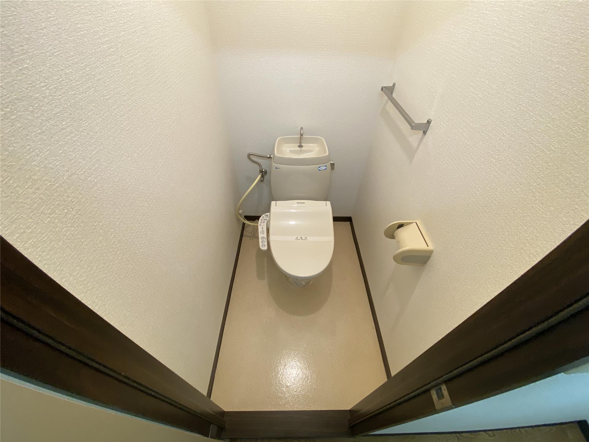 トイレ　温水洗浄便座付きの洋式トイレです♪