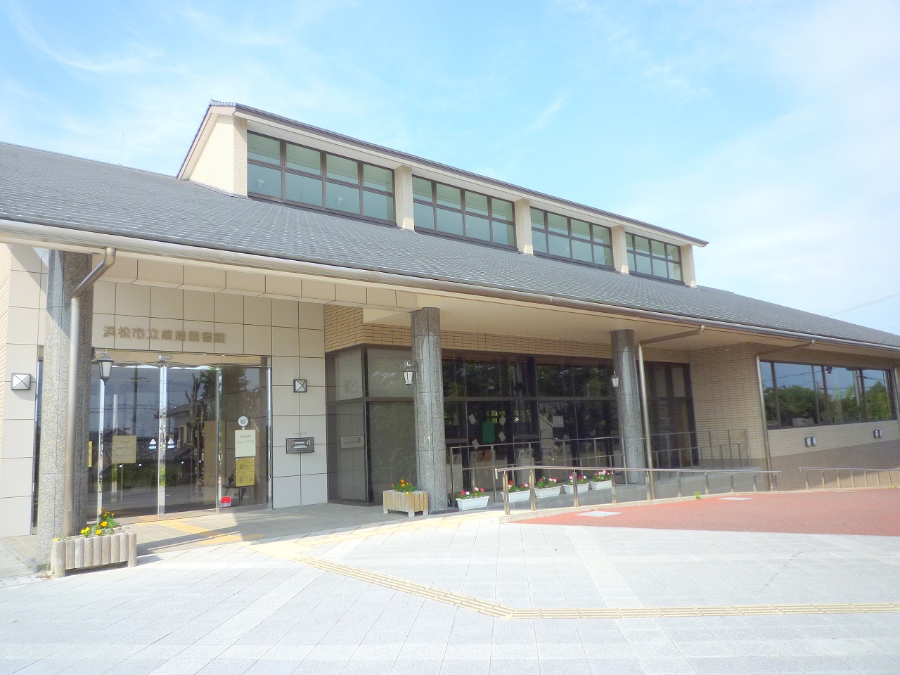 図書館　浜松市立雄踏図書館（図書館）まで274m