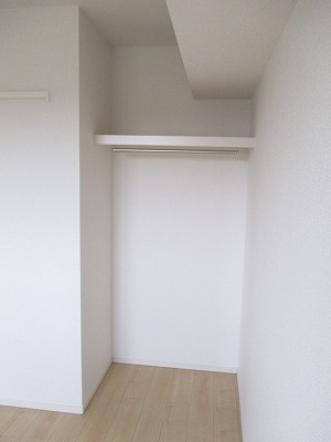 収納　クローゼット：荷物が多くても十分に収まります