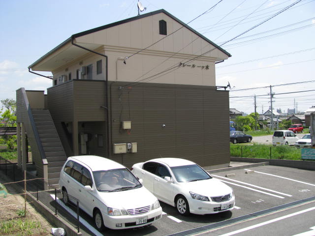 駐車場　敷地内に駐車場あり