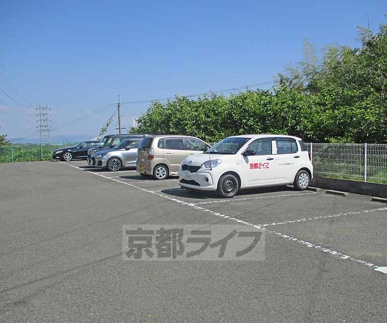 【京都市西京区大枝沓掛町のアパートの駐車場】