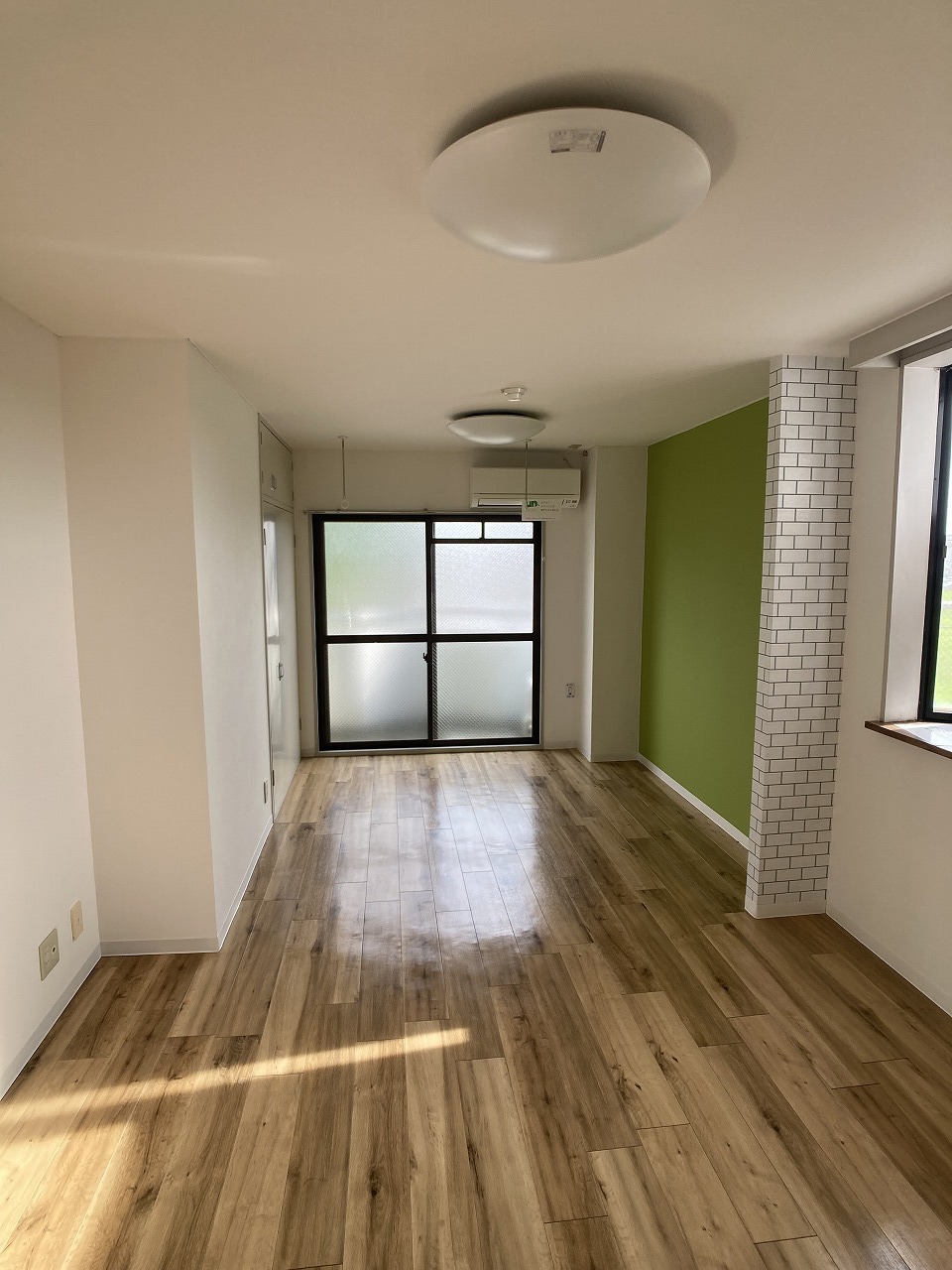 居室・リビング　写真は別号室のものとなります。