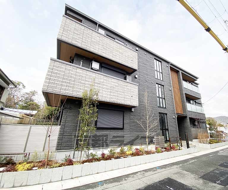 京都市右京区嵯峨天龍寺若宮町のマンションの建物外観