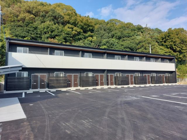 【松山市高岡町のアパートの建物外観】