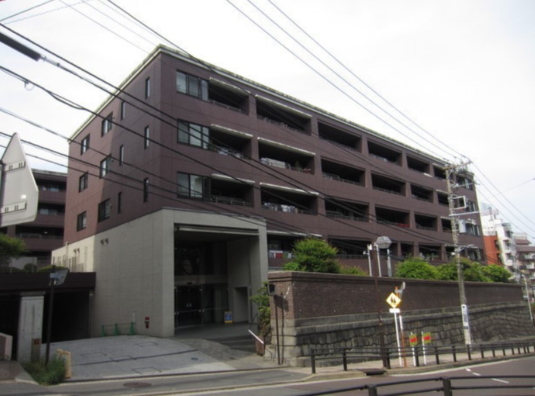 【横浜市西区老松町のマンションの建物外観】