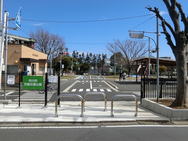 【エムズ・アークB棟の公園】