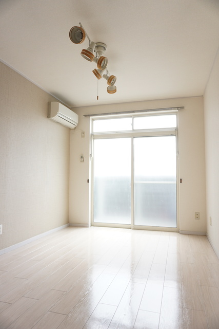 居室・リビング　７．５帖の明るい洋室です♪