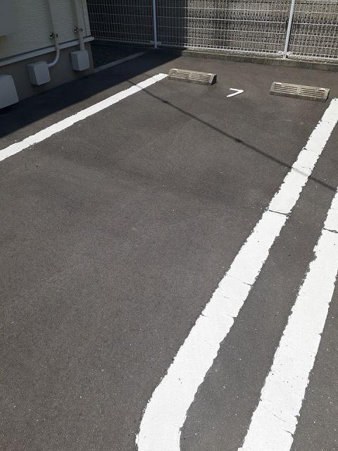 【メゾン　ド　クレールＡの駐車場】