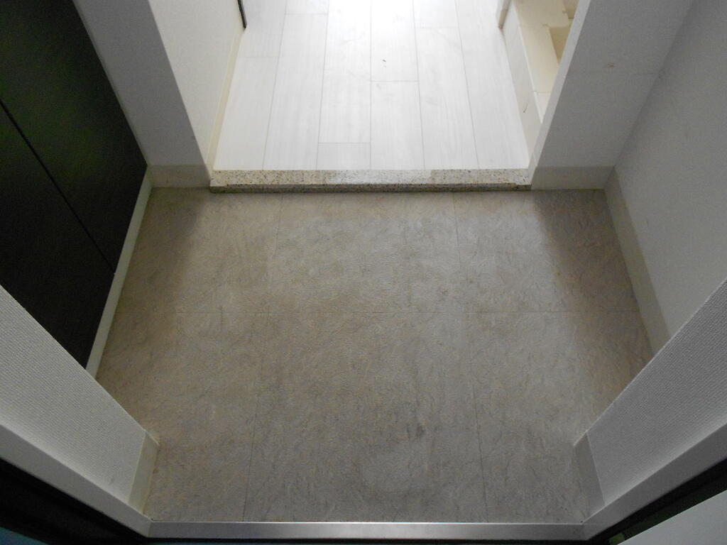 玄関　同タイプ・同モデルを使用