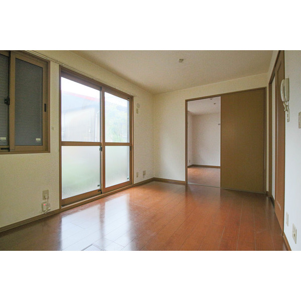 居室・リビング　同じ建物の別なお部屋