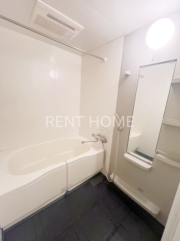 バス・シャワールーム　大きな浴槽のお風呂です。（浴室乾燥機付き）