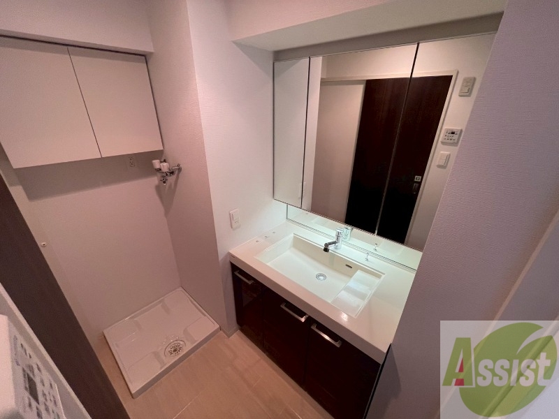 洗面設備　大きくて使いやすそうな独立洗面台になっています。