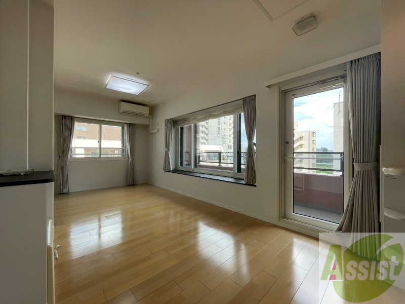 居室・リビング　リビングです。窓が大きくて明るいですね！