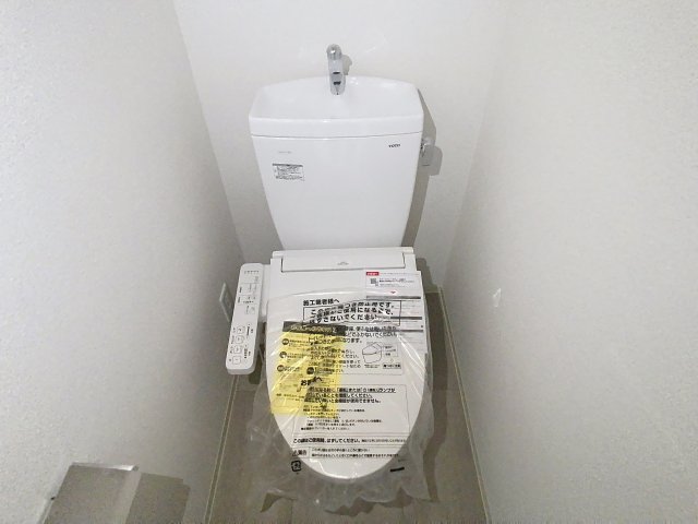 トイレ　掲載写真は同型モデルを掲載しております。実際のお部屋と仕様等