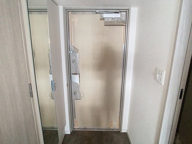 玄関　掲載写真は同型モデルを掲載しております。実際のお部屋と仕様等