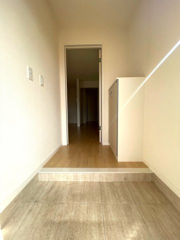 玄関　103の写真（間取反転タイプ：イメージ）