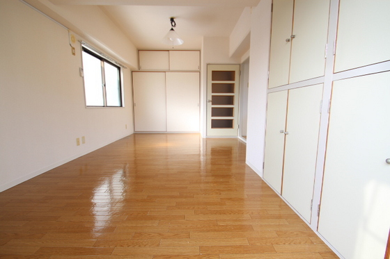 居室・リビング　※別号室の写真です