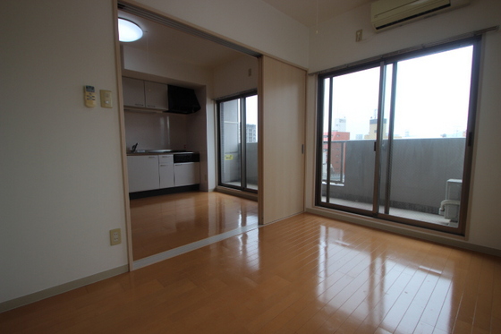 居室・リビング　※別号室のお写真です。