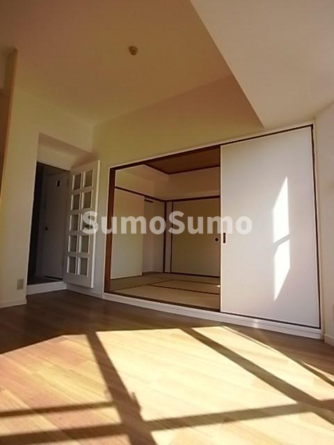 居室・リビング　こちらのリビングで趣味の時間をお楽しみください