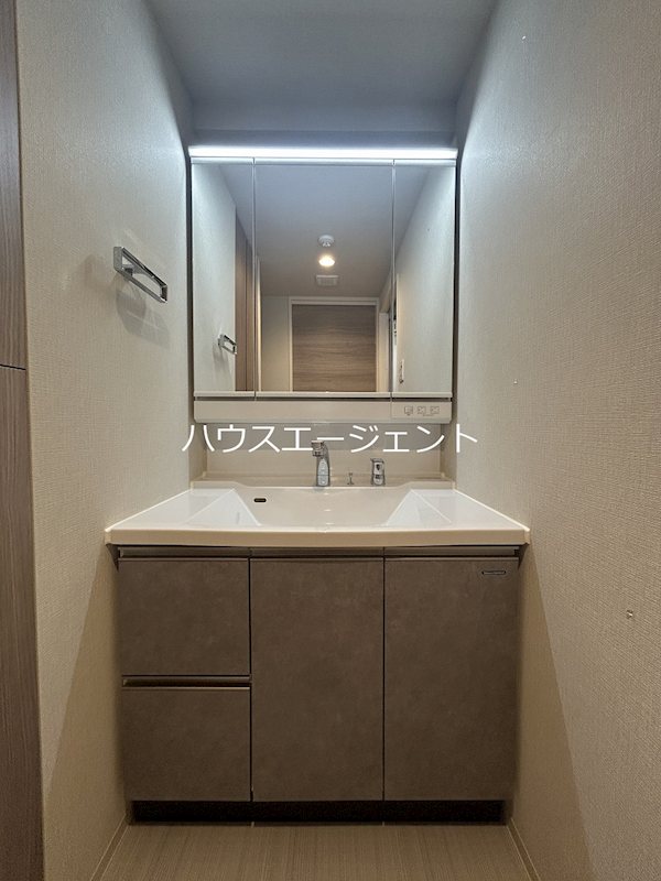 洗面設備　独立洗面台です。大きな鏡が嬉しいですね♪