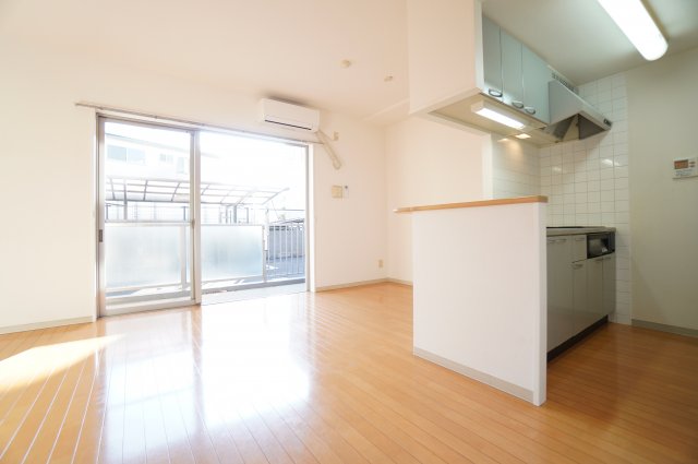 居室・リビング　※同物件・反転タイプの写真です。