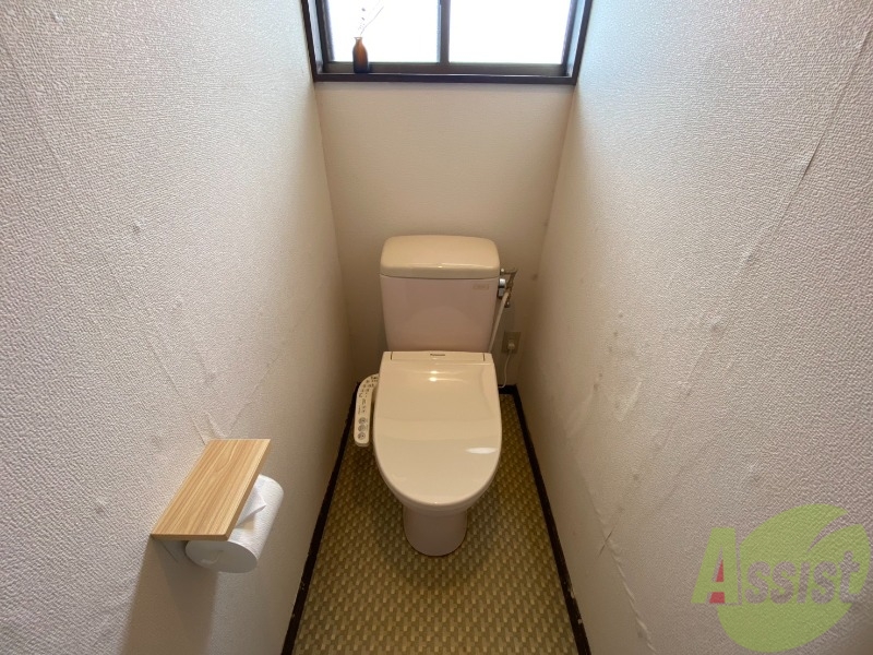 トイレ　温水洗浄便座付きのトイレのお写真です！清潔感がありますね。