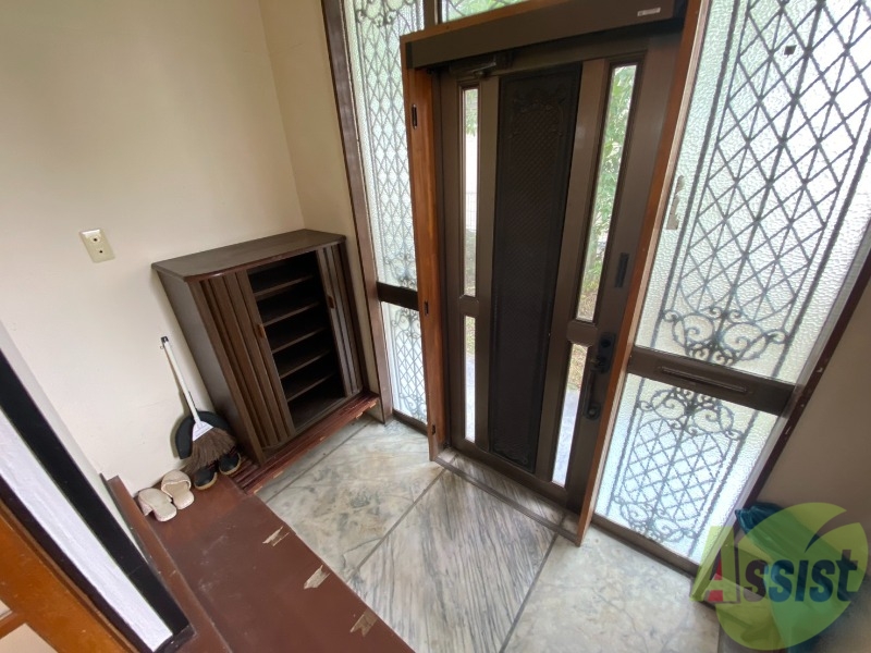 玄関　十分なくらいの広さの玄関ですね！家具の搬入も楽々です！