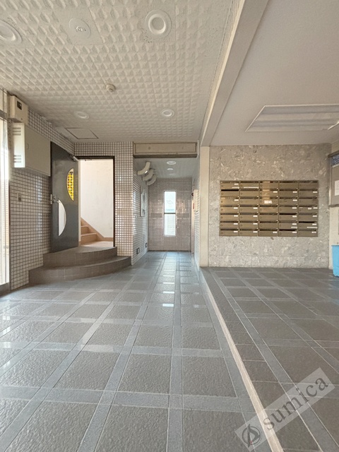 エントランス　落ち着いたエントランス。マンションを演出します。