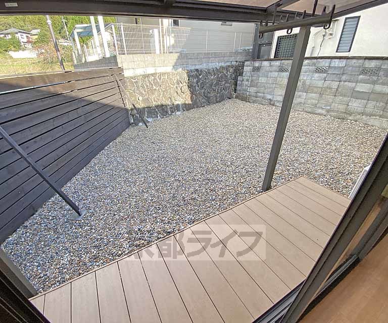 バルコニー　広々としたお庭でワンちゃんが走り回れます。