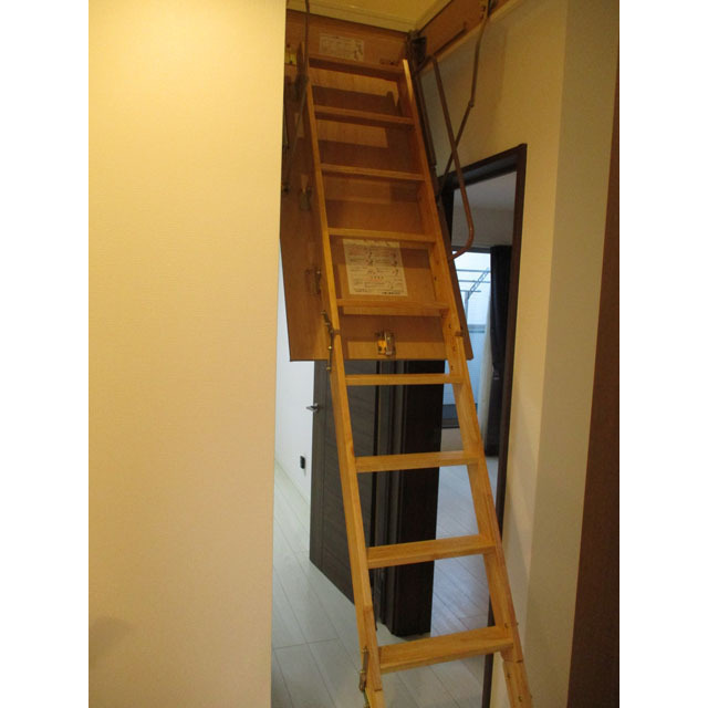 その他設備　屋根裏収納階段