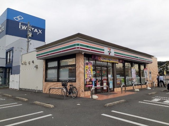 コンビニ　セブンイレブン磐田見付店（コンビニ）まで800m
