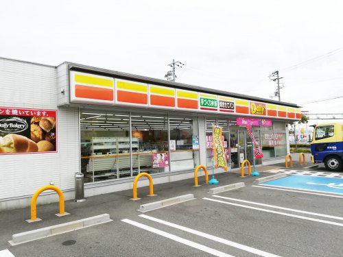 コンビニ　デイリーヤマザキ 和歌山インター店様（コンビニ）まで735m