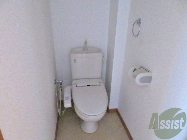 トイレ　ウォシュレット機能がついたトイレです。安心して使用できますね