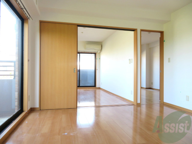 居室・リビング　リビングはこんな感じです。窓が大きくてよく陽が入ってきます。