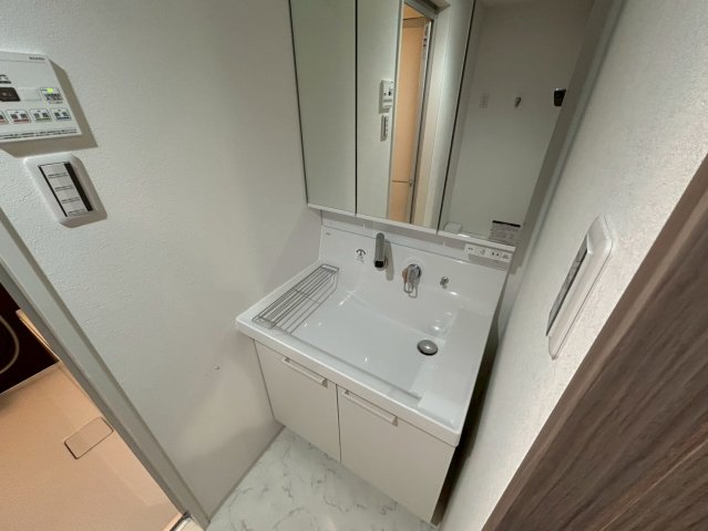 洗面設備　※写真は別号室の反転タイプになります